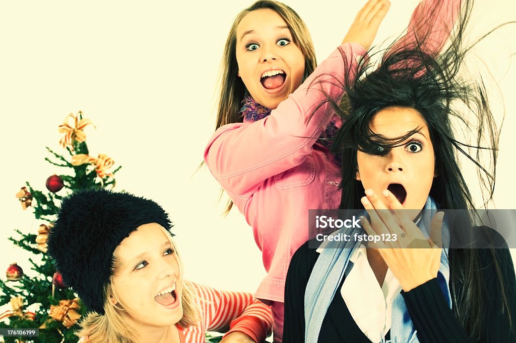 Три девушки играют в игры на Рождество - Стоковые фото Движение роялти-фри