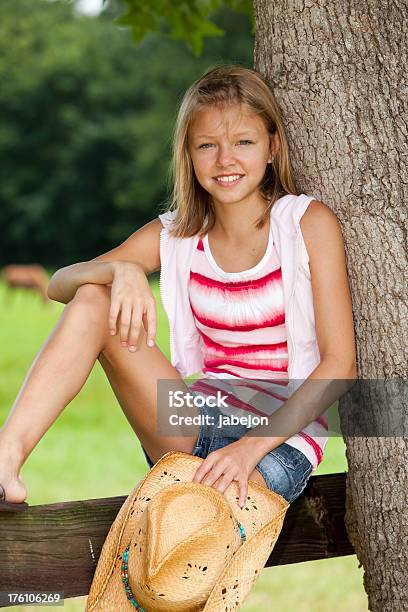 Kowbojka Na Ogrodzenie - zdjęcia stockowe i więcej obrazów Adolescencja - Adolescencja, Ameryka, Błękitne oczy