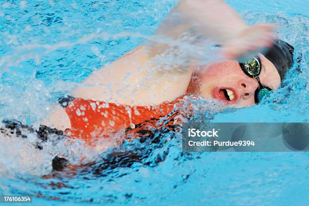 Chica Joven Atleta Freestyle Accidente Cerebrovascular Nadador Carreras En La Piscina Foto de stock y más banco de imágenes de 12-13 años