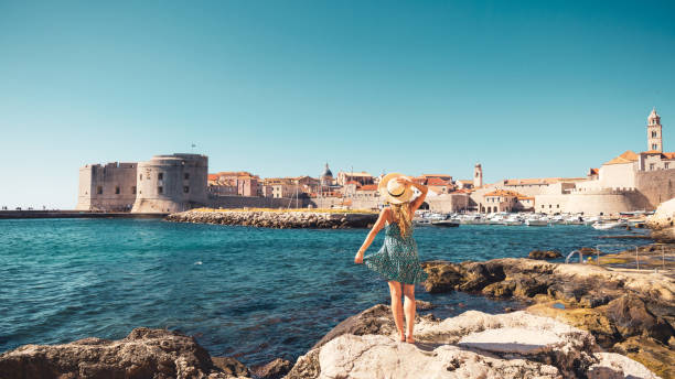 Impresionante panorama de Dubrovnik, Mujer feliz vestida- viajes, vacaciones, turismo turístico- Dalmacia en Croacia - foto de stock