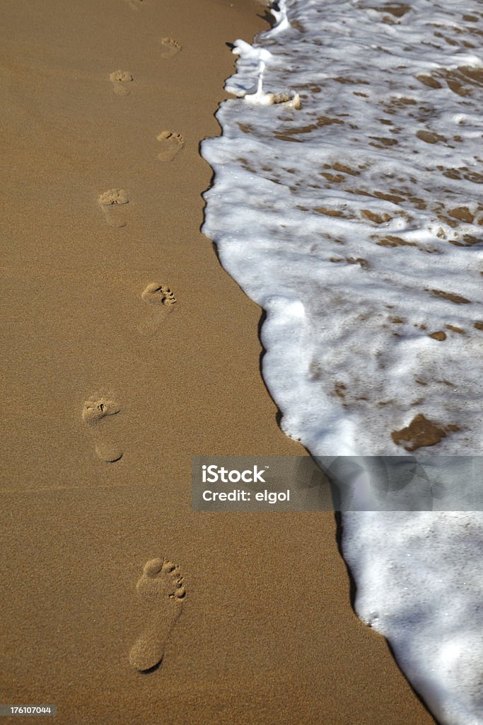 Fußspuren im sand am Strand mit wave - Lizenzfrei Abgeschiedenheit Stock-Foto