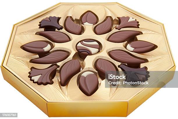 Foto de Caixa De Chocolate Variadasisolada No Branco e mais fotos de stock de Alimentação Não-saudável - Alimentação Não-saudável, Branco, Caixa - Recipiente