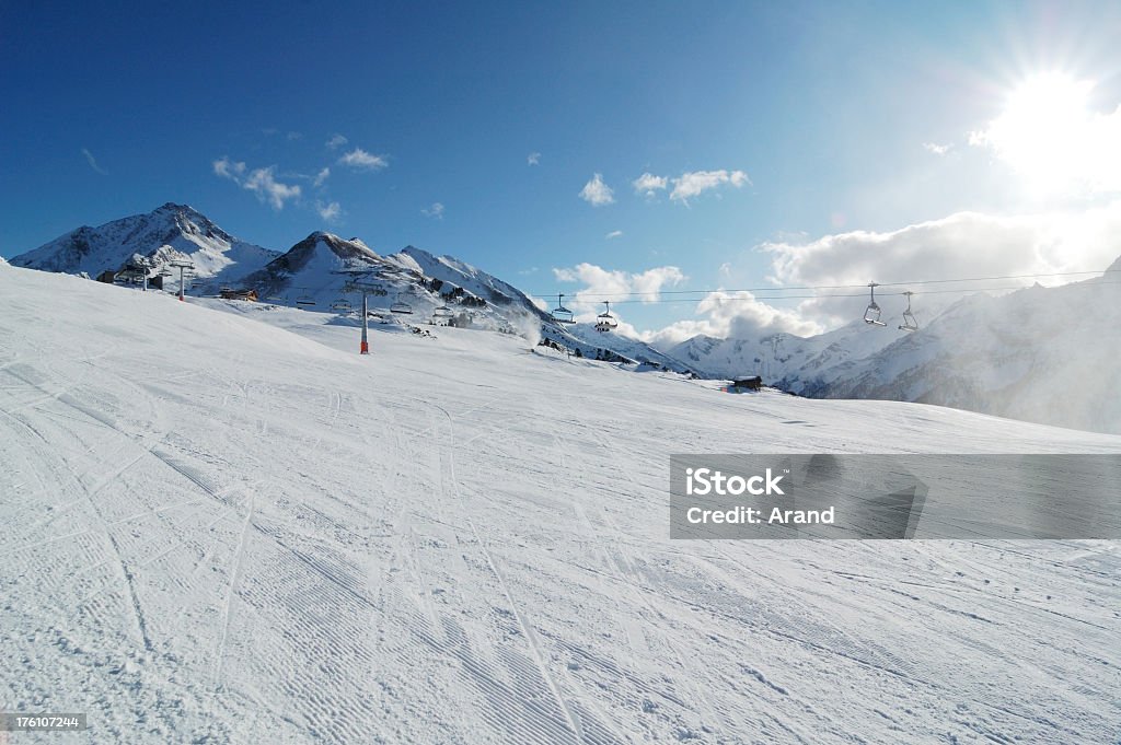 Perfeitamente preparado pista de esqui - Foto de stock de Alpes europeus royalty-free