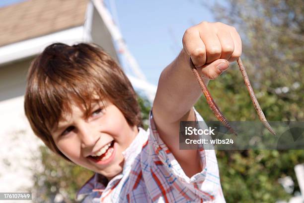 Foto de Menino Com Verme Dos e mais fotos de stock de Anti-higiênico - Anti-higiênico, Assustador, Criança