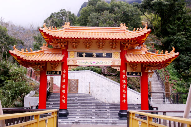 portão de entrada para um templo taiwanês nas montanhas - landmarks roof staircase landscape - fotografias e filmes do acervo