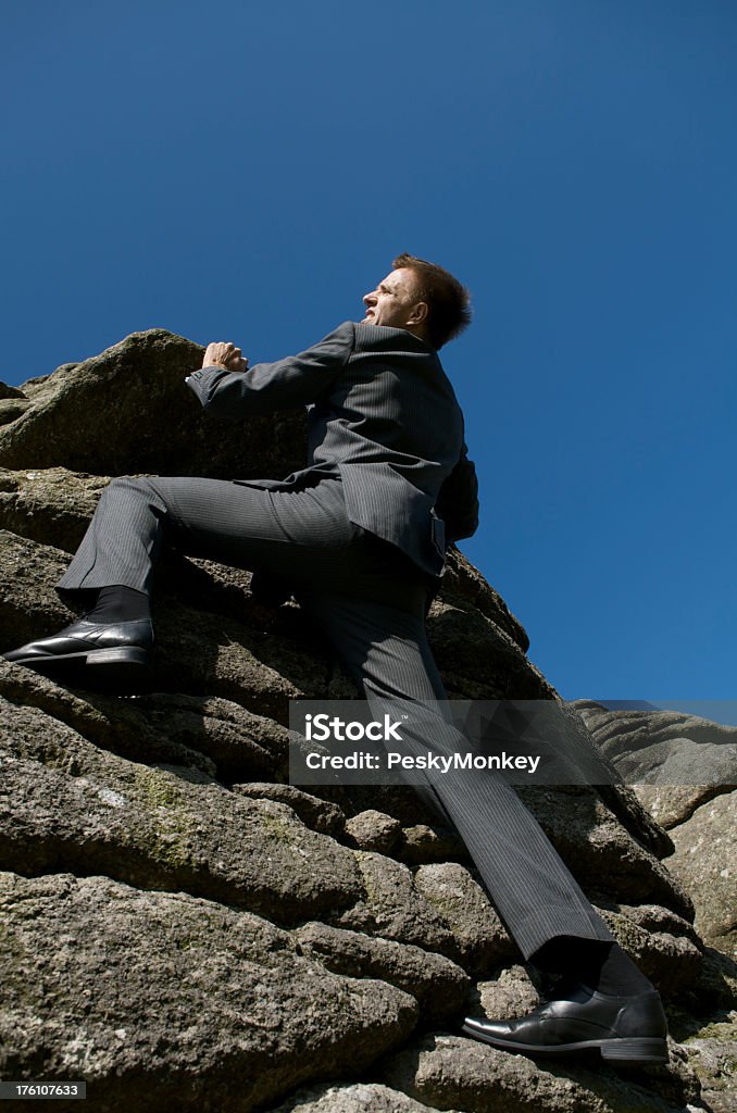 Young Man Businessman Climbing de Rock Face precipicio Fiscal - Foto de stock de Acantilado libre de derechos