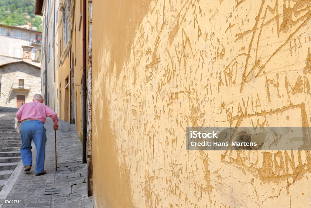 Parede de Graffiti e andar old man na aldeia Italiana - Royalty-free Adolescente Foto de stock