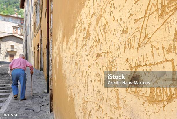 Parede De Graffiti E Andar Old Man Na Aldeia Italiana - Fotografias de stock e mais imagens de Adolescente