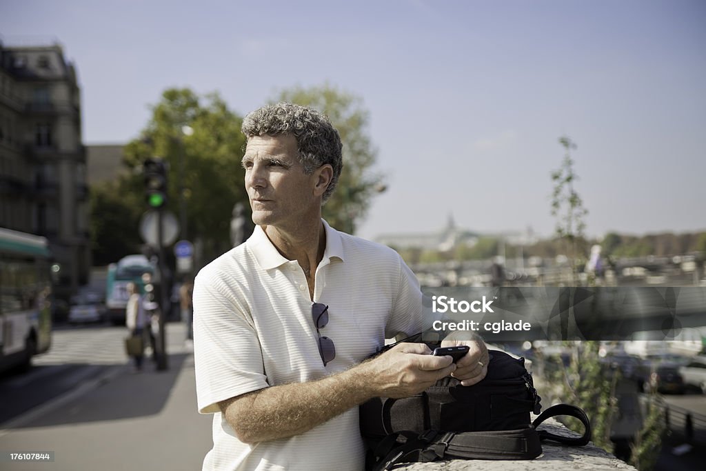 Hombre perdido en la ciudad - Foto de stock de 50-59 años libre de derechos