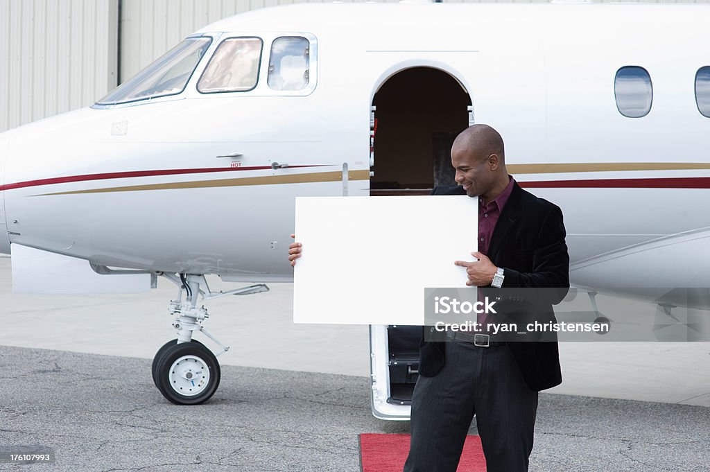 La adinerada viaje-empresario con cartel en blanco de hidromasaje privada - Foto de stock de 30-39 años libre de derechos