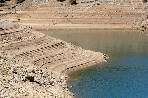 El calentamiento Global: Piscina de verano de la sequía en reserva photo