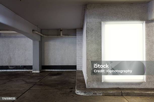 Lightbox En El Estacionamiento Sin Servicio De Valet Foto de stock y más banco de imágenes de Valla publicitaria
