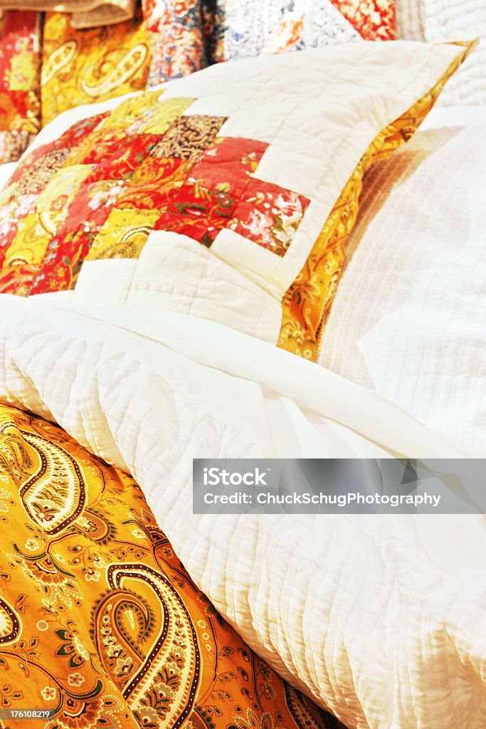 Постельные принадлежности бельем Bedspread Подушка декор - Стоковые фото Одеяло роялти-фри