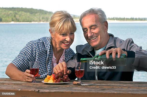 Senioren Auf Ein Picknick Stockfoto und mehr Bilder von 55-59 Jahre - 55-59 Jahre, 60-64 Jahre, 65-69 Jahre