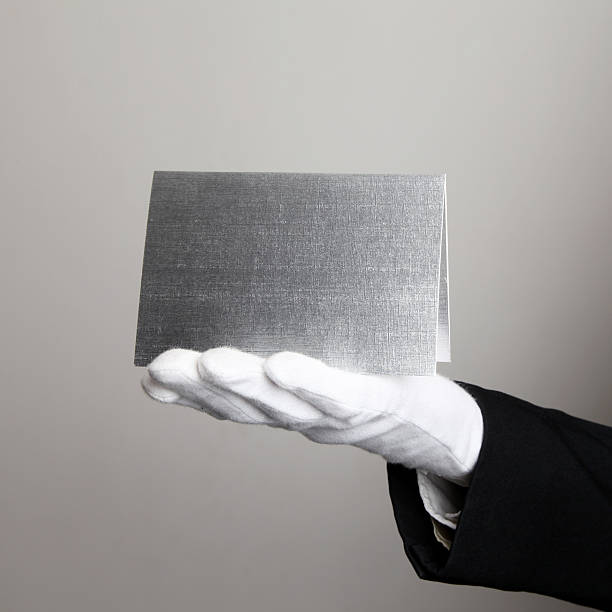tarjeta en blanco de mano con guantes blancos por butler - first class butler white glove fotografías e imágenes de stock