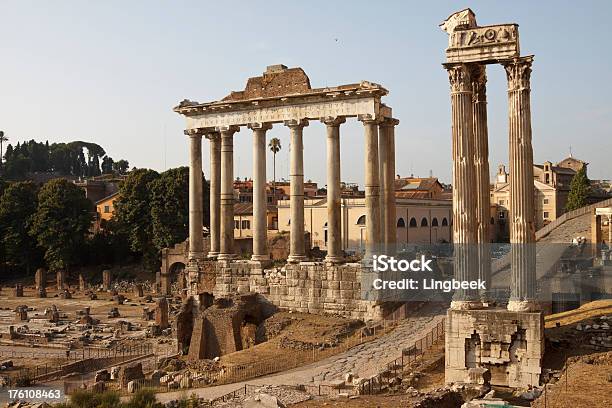 Римский Форум В Риме Италия — стоковые фотографии и другие картинки Археология - Археология, Архитектура, Без людей
