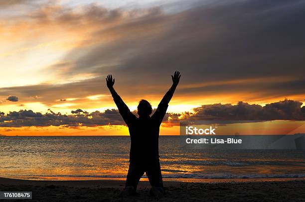 Foto de Homem Reza O Mar Ao Pôr Do Sol e mais fotos de stock de Aspiração - Aspiração, Infinito, Oportunidade