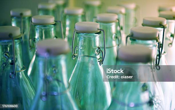 Beleuchtete Hinter Glasflaschen Stockfoto und mehr Bilder von Flasche - Flasche, Grün, Likör