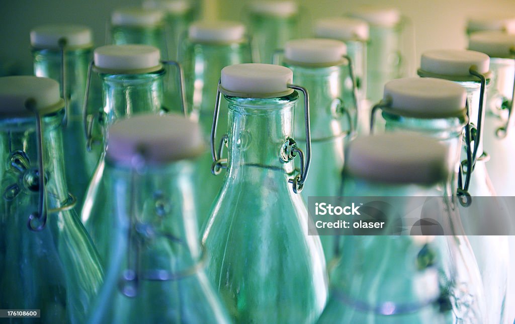 Szklane butelki oświetlone z tyłu - Zbiór zdjęć royalty-free (Butelka)