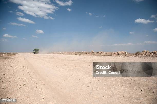 Safari Camion Su Una Strada In Terra Battuta - Fotografie stock e altre immagini di Fuoristrada - Fuoristrada, Vista posteriore, Africa