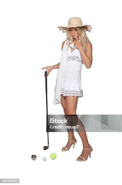 Blonde Kobieta Próbuje Grać W Golfa - zdjęcia stockowe i więcej obrazów 20-24 lata - 20-24 lata, Białe tło, Biały