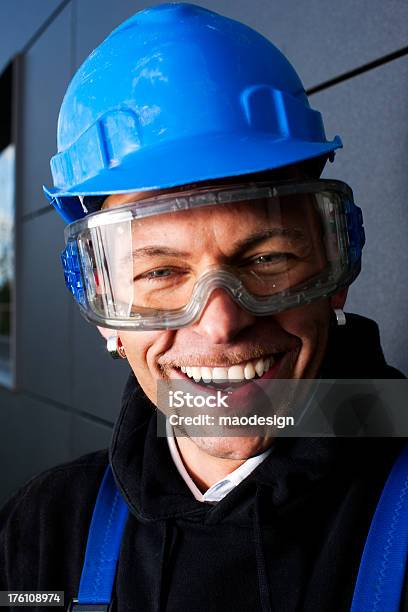 Felice Operaio Manuale In Blu Elmetto Da Cantiere - Fotografie stock e altre immagini di Allegro - Allegro, Close-up, Elmetto