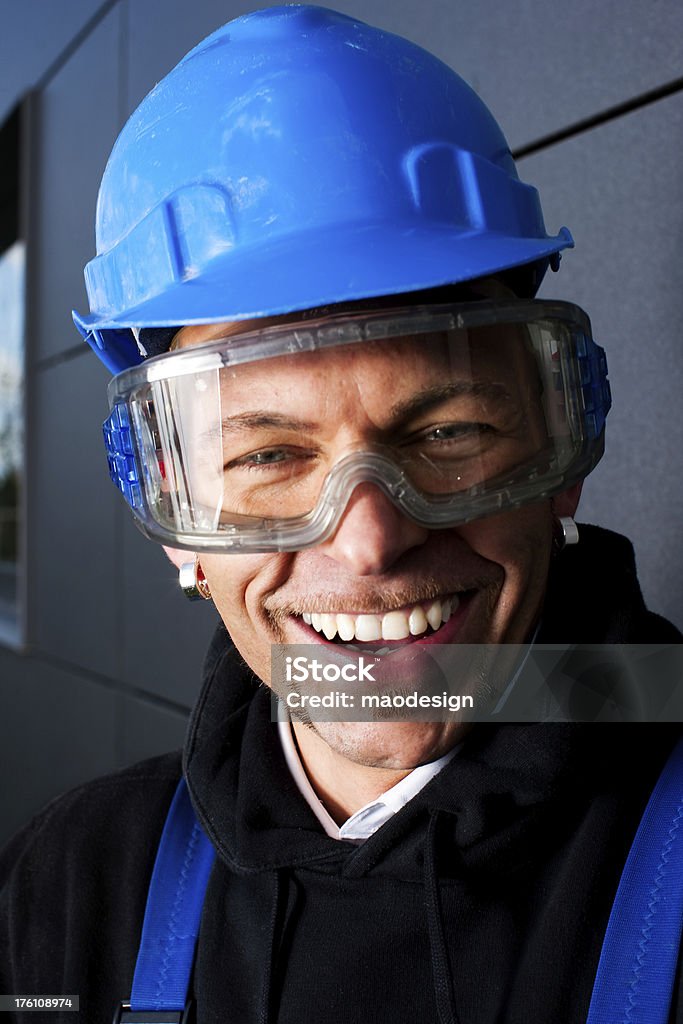Счастливый Работник физического труда в голубой Строительная каска - Стоковые фото Весёлый роялти-фри
