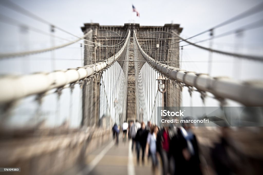 Через Бруклинский мост - Стоковые фото Большой город роялти-фри