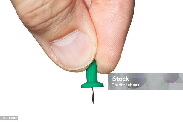 Pushpin Entre Os Dois Dedos Isolada A Branco - Fotografias de stock e mais imagens de Branco - Branco, Conceito, Cor verde