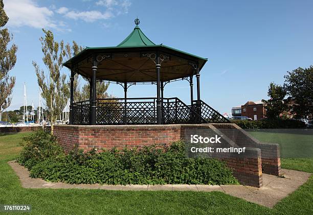 Photo libre de droit de Lymington Quay Kiosque À Musique banque d'images et plus d'images libres de droit de Angleterre - Angleterre, Arbre, Base de loisirs