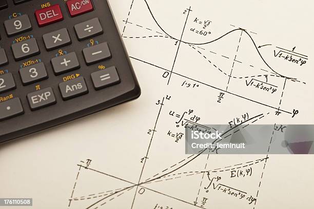 Matemáticas Foto de stock y más banco de imágenes de Aprender - Aprender, Calculadora, Ciencia