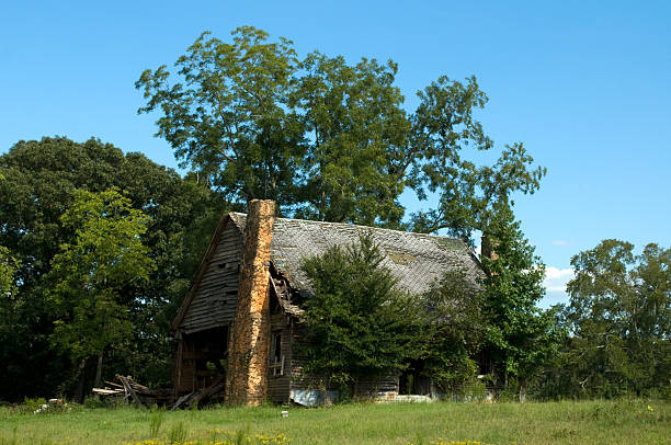 abandonada house - house farm brick chimney - fotografias e filmes do acervo