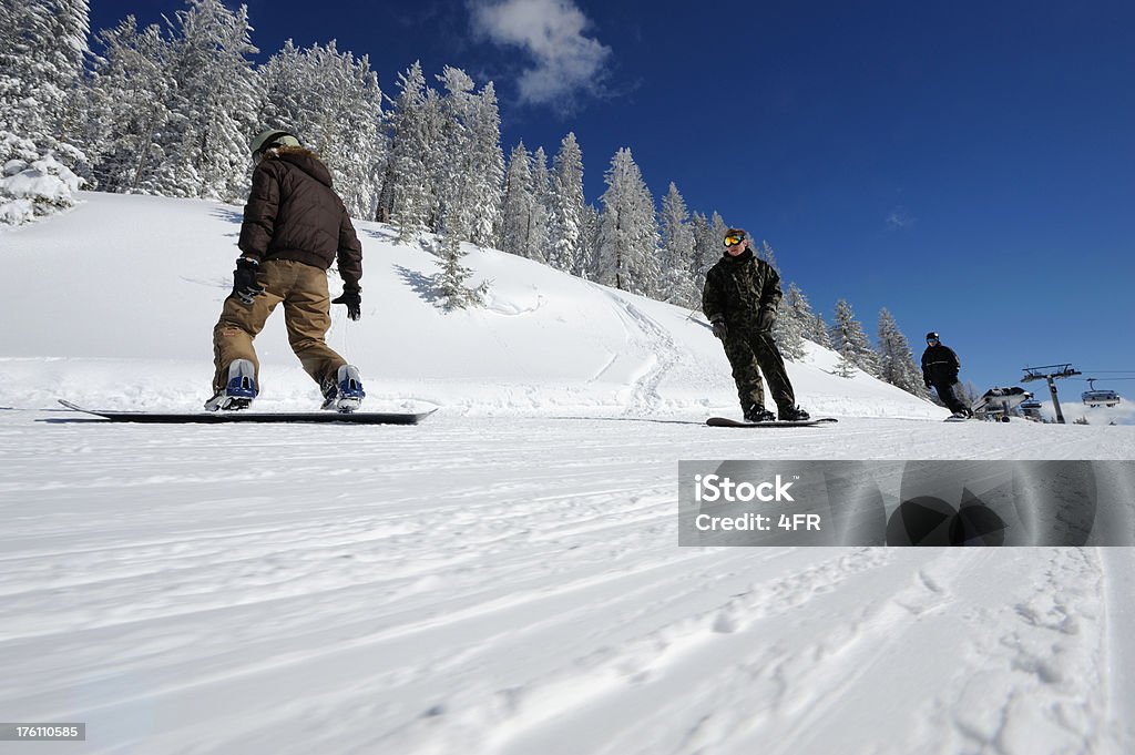 Tre Snowboarder scivolare sulle piste da sci, Sport invernale - Foto stock royalty-free di Abbigliamento da sci