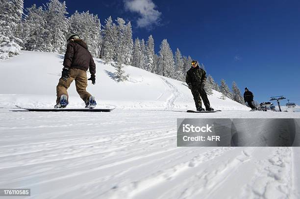 Tre Snowboarder Scivolare Sulle Piste Da Sci Sport Invernale - Fotografie stock e altre immagini di Abbigliamento da sci