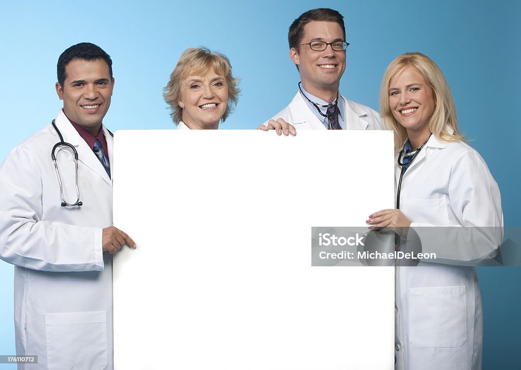 Médicos com placa - Foto de stock de 40-44 anos royalty-free