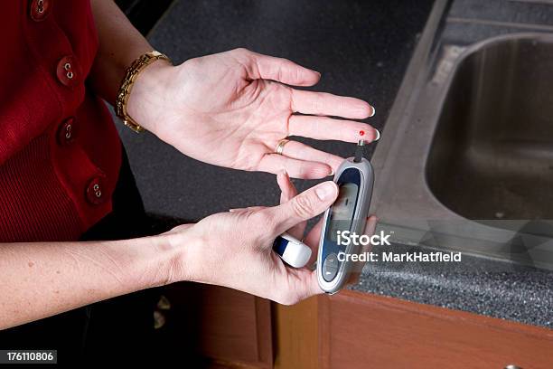 Teste De Sangue Na Cozinha - Fotografias de stock e mais imagens de Adulto - Adulto, Análise ao sangue, Análise de Açúcar no Sangue