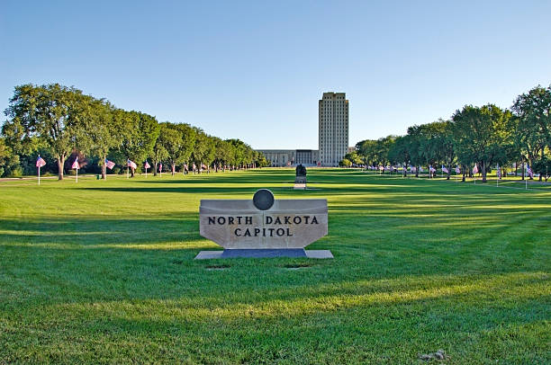 капитолий штата северная дакота - north dakota flag us state flag north dakota flag стоковые фот�о и изображения