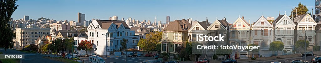 Alamo Square villas de estilo victoriano emblemático vista panorámica de la ciudad de San Francisco, California - Foto de stock de Aire libre libre de derechos