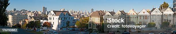 Alamo Square Villas De Estilo Victoriano Emblemático Vista Panorámica De La Ciudad De San Francisco California Foto de stock y más banco de imágenes de Aire libre