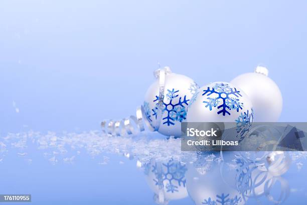 Bolas De Natal - Fotografias de stock e mais imagens de Azul - Azul, Bola de Árvore de Natal, Branco