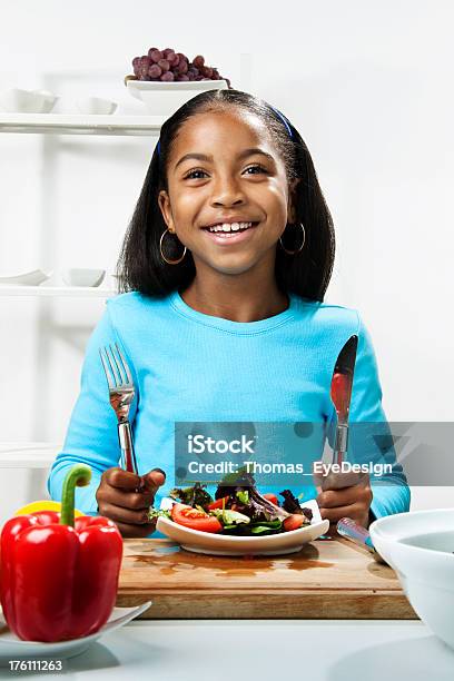 Criança Fazendo Salada - Fotografias de stock e mais imagens de Comer - Comer, Esperar, Criança