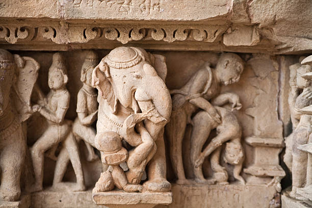 the erotyki statues w khajuraho - khajuraho india sexual activity temple zdjęcia i obrazy z banku zdjęć