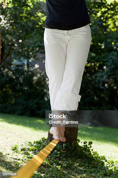 Equilibrio Sobre Un Slackline Foto de stock y más banco de imágenes de Acróbata - Acróbata, Acróbata sobre la cuerda floja, Actividad