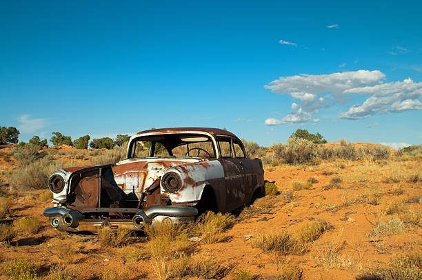 放棄された車 - car old rusty scrap metal ストックフォトと画像