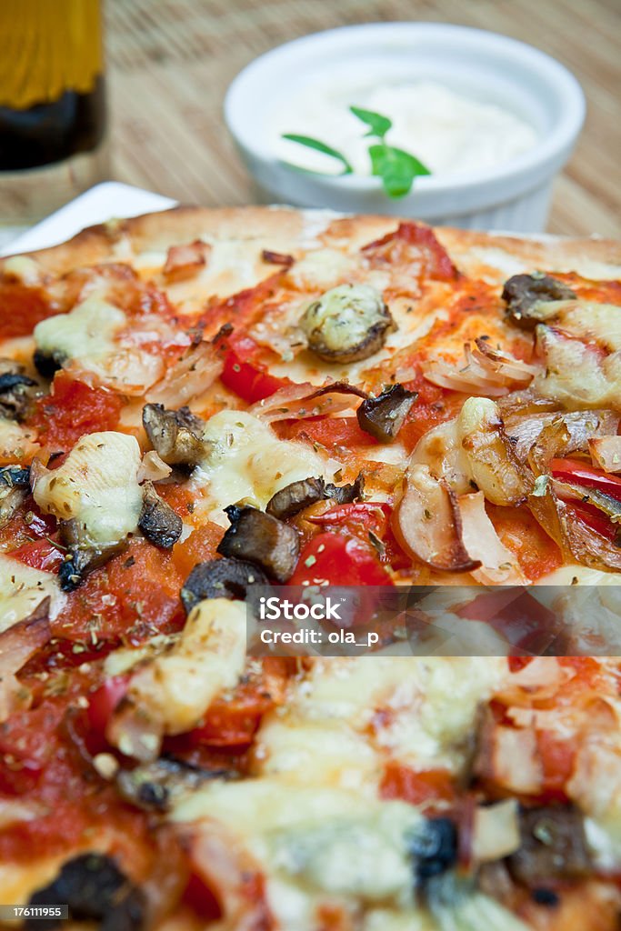 Pizza mit Pilzen - Lizenzfrei Basilikum Stock-Foto