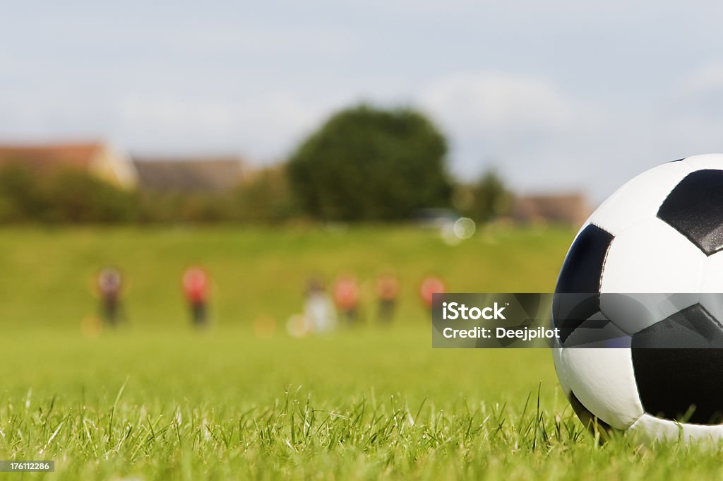 Pelota de fútbol en hierba de paso - Foto de stock de Actividades recreativas libre de derechos