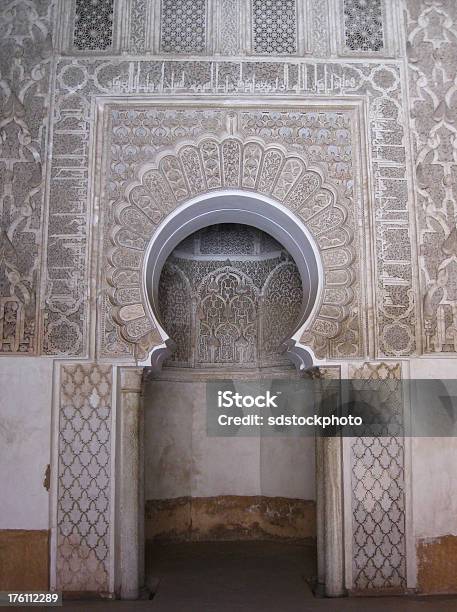 Ben Youssef Inania Intrincada Conductos Puerta Foto de stock y más banco de imágenes de Arco - Característica arquitectónica - Arco - Característica arquitectónica, Arquitectura, Arte