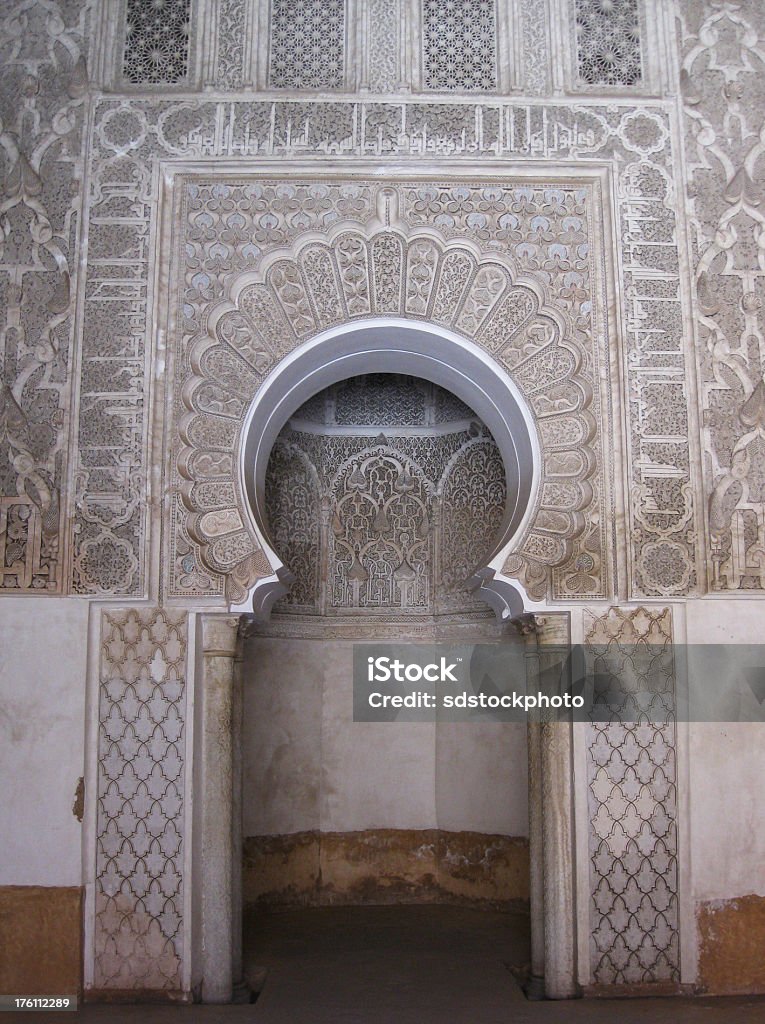 Ben Youssef Medersa elaborati porta ad arco - Foto stock royalty-free di A pettine