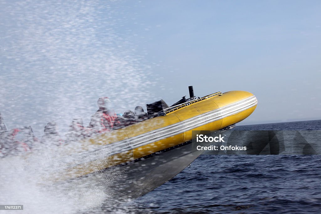 Turistas aceleração em Zodiak barco na água - Royalty-free Borrifo Foto de stock