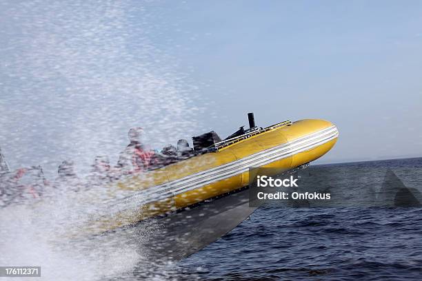 Turistas Aceleração Em Zodiak Barco Na Água - Fotografias de stock e mais imagens de Borrifo - Borrifo, Chapinhar, Embarcação Comercial